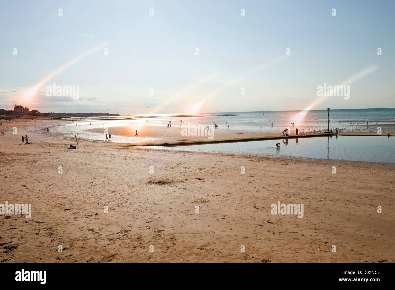 Scena di spiaggia con i raggi di luce, Margate, Kent, Regno Unito Foto Stock