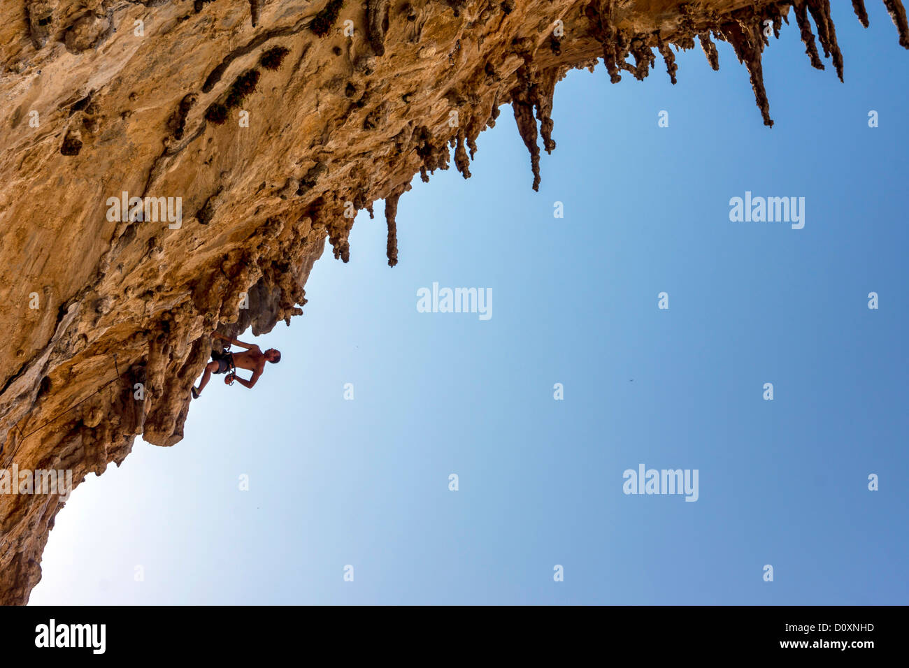Rocciatore sulla rupe a strapiombo, Grande Grotta, Kalymnos Grecia Foto Stock
