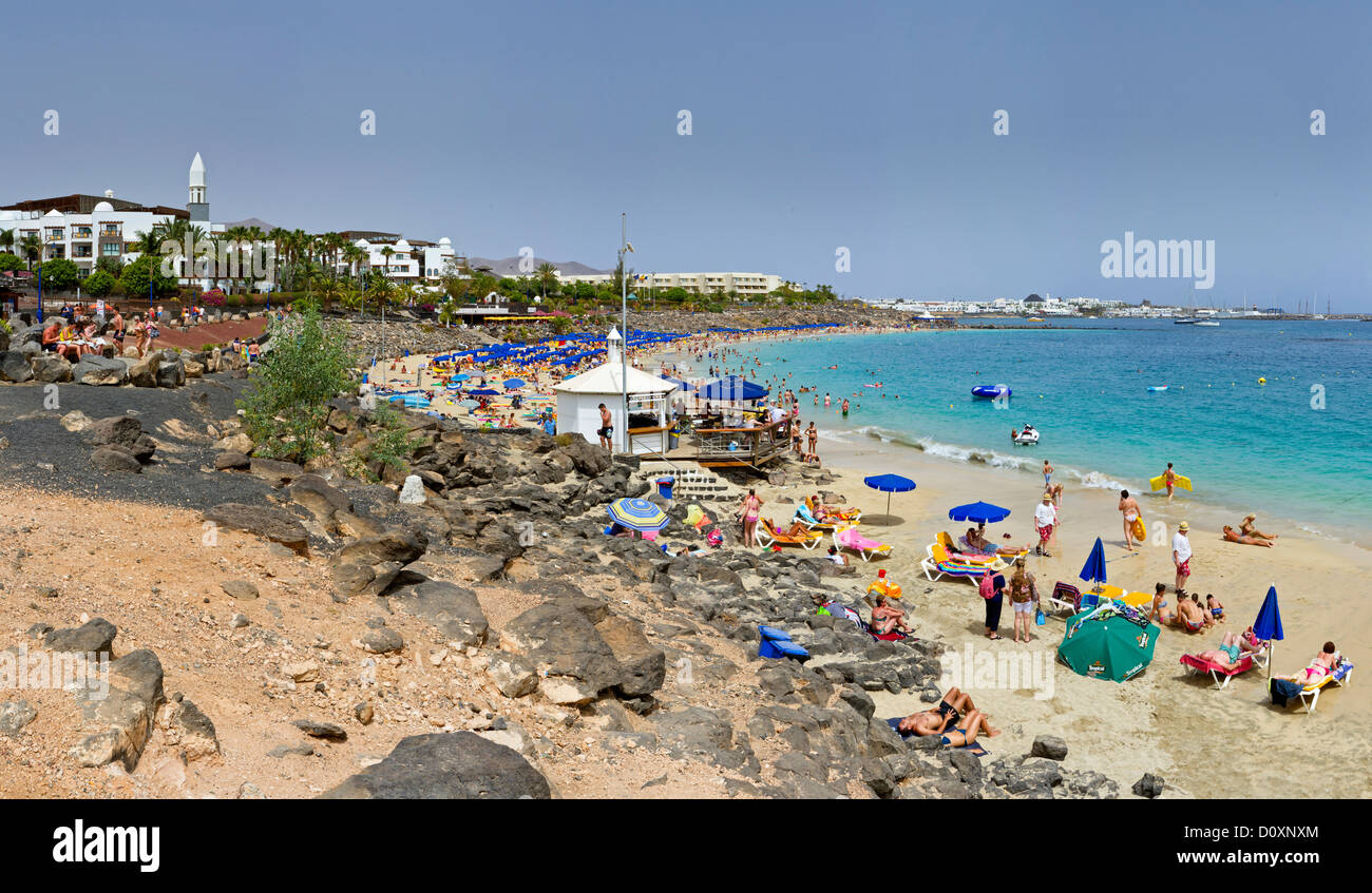 Spagna, Lanzarote, Playa Blanca, Playa Dorada, paesaggio, acqua, estate, la spiaggia, il mare, le persone, le Isole Canarie, Foto Stock