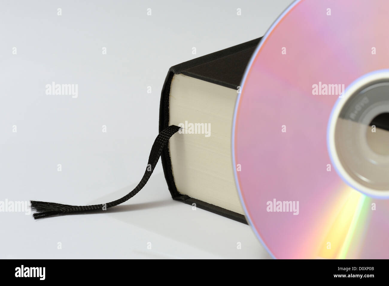 Libro in brossura e DVD che simboleggiano il digitale e analog media Foto Stock