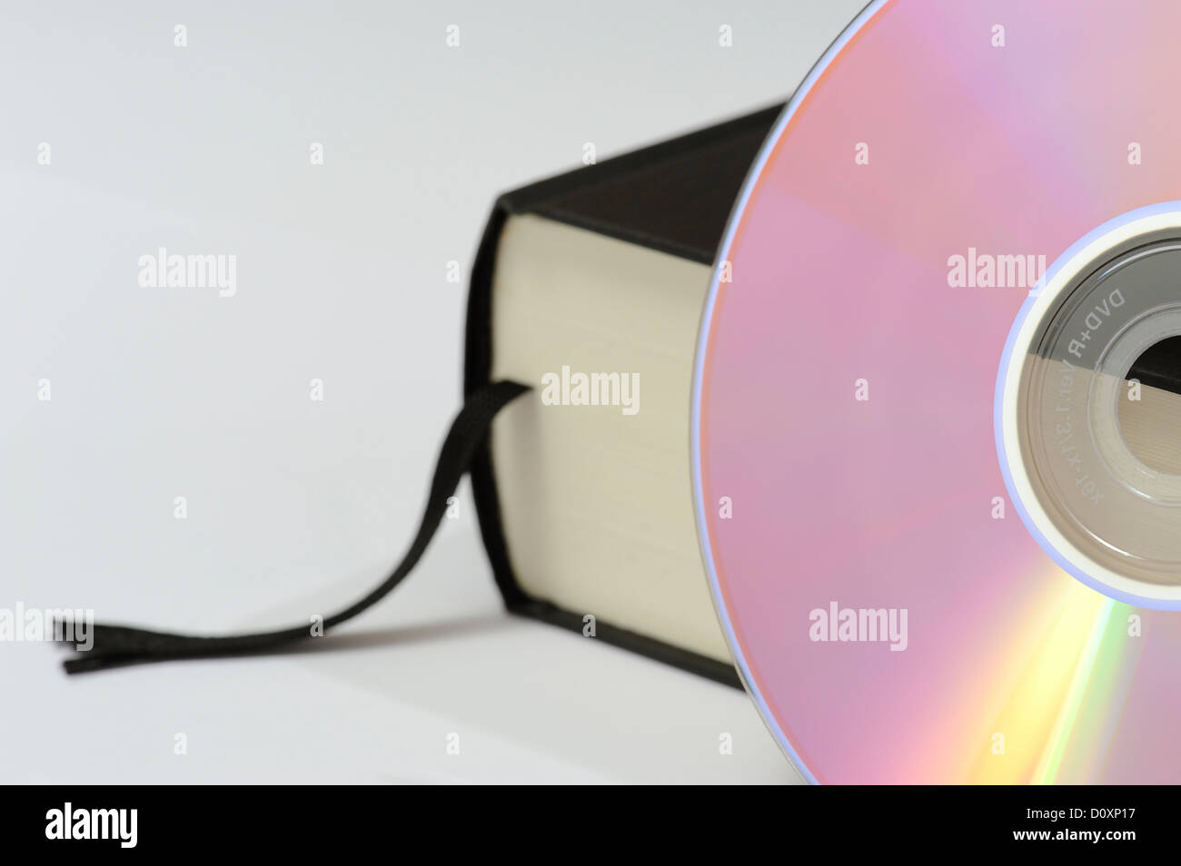 DVD e libro in brossura che simboleggiano il digitale e analog media Foto Stock