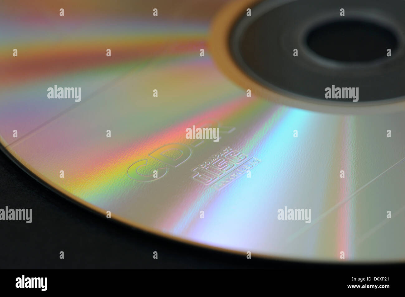 Close-up di un lucido compact disc CD-R con colori spettrali Foto Stock
