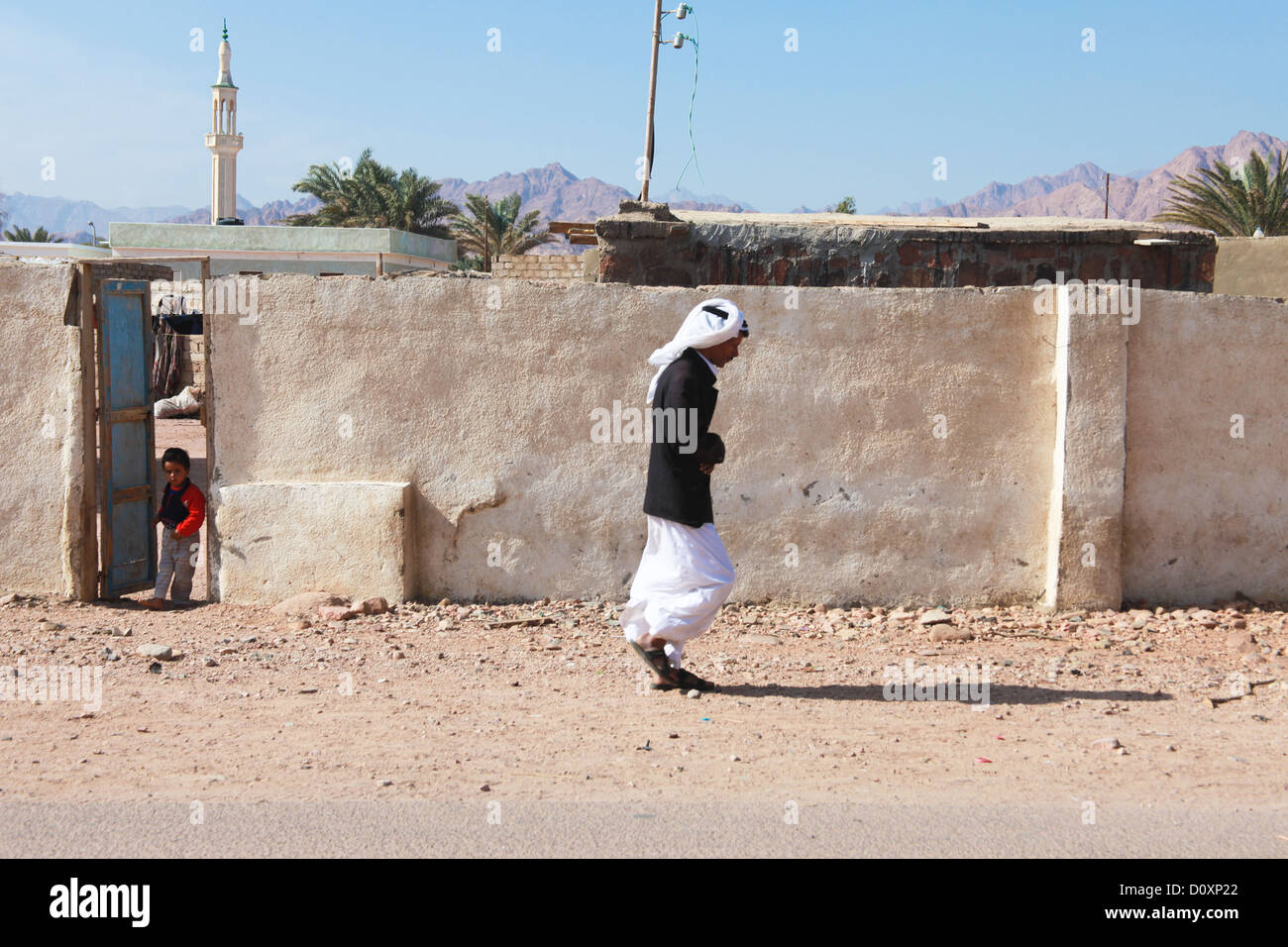 Egitto - febbraio 2: uomo beduino a piedi in strada il 2 febbraio 2011 a Dahab, Egitto. Foto Stock