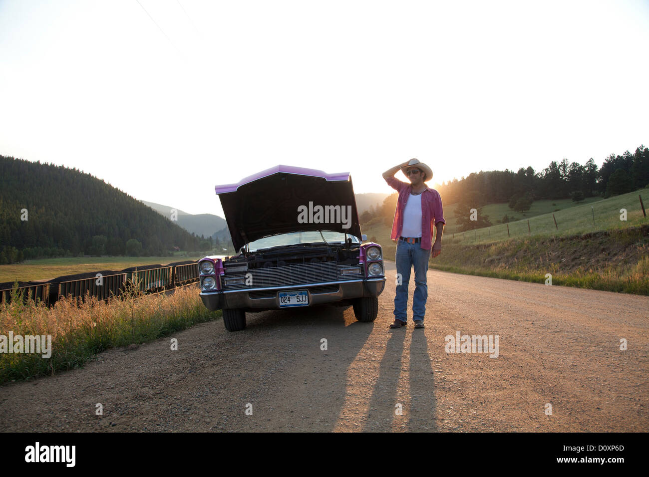 Uomo e auto con cappa su Foto Stock