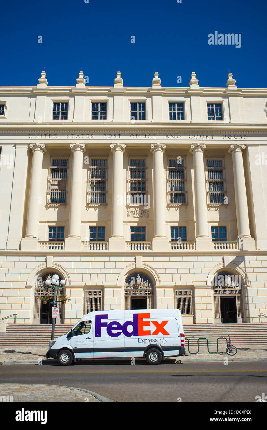 Consegna FedEx carrello nella parte anteriore del centro cittadino di San Antonio Post Office Foto Stock