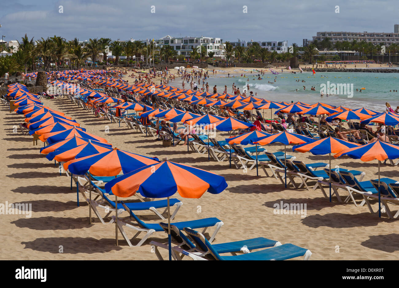 Spagna Lanzarote Costa Teguise, Playa de Las Cucharas, città, villaggio, acqua, estate, la spiaggia, il mare, le persone, le Isole Canarie, Foto Stock