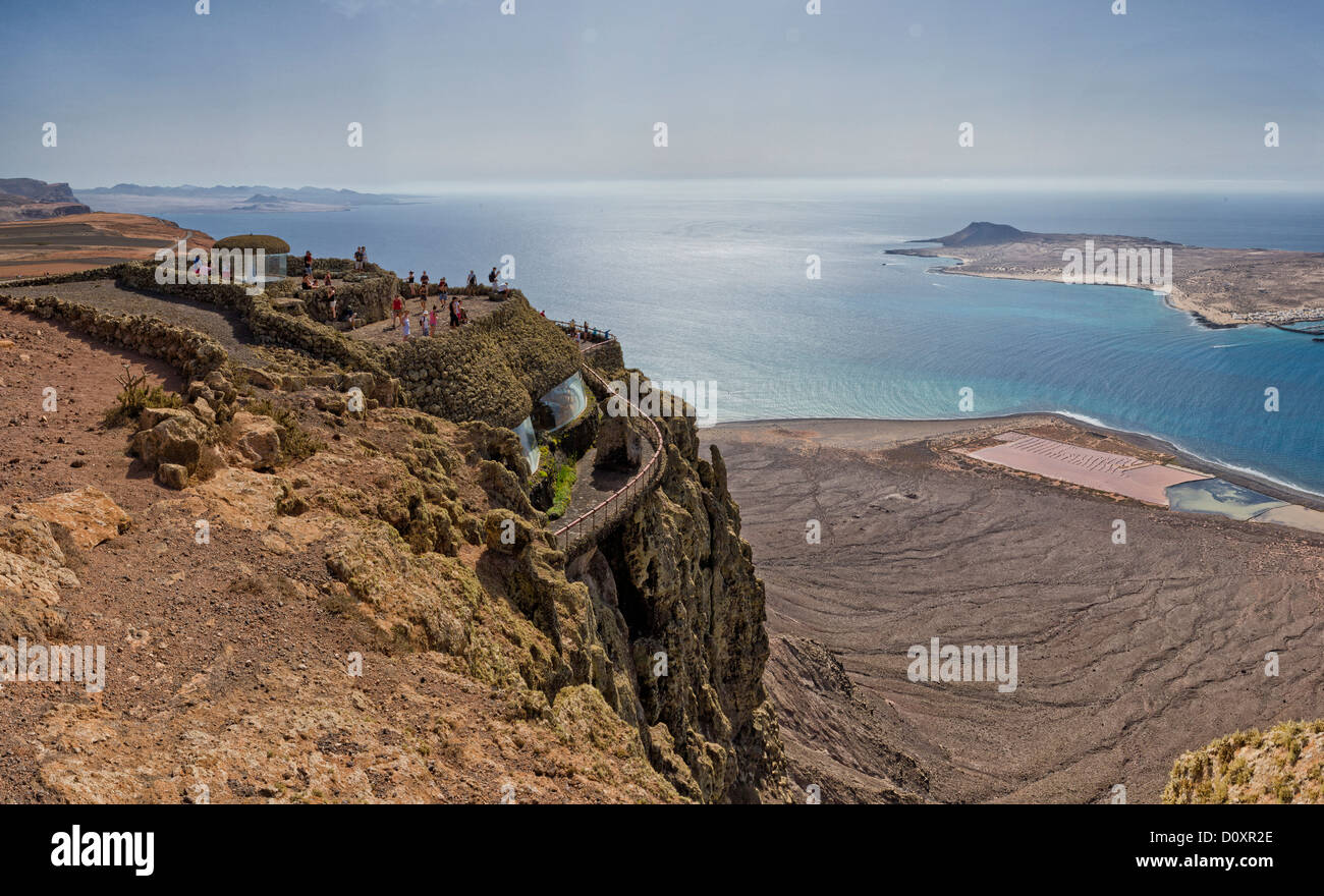 Spagna Lanzarote, Ye, Mirador del Rio, Isla Graciosa, paesaggio, acqua, estate, montagna, mare, persone, Isole Canarie, Foto Stock