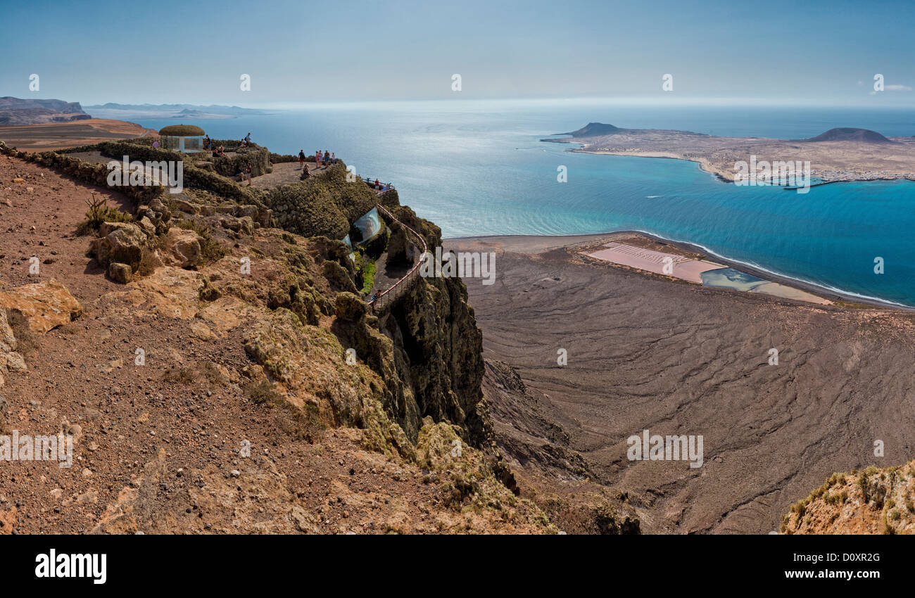 Spagna Lanzarote, Ye, Mirador del Rio, Isla Graciosa, paesaggio, acqua, estate, montagna, mare, persone, Isole Canarie, Foto Stock