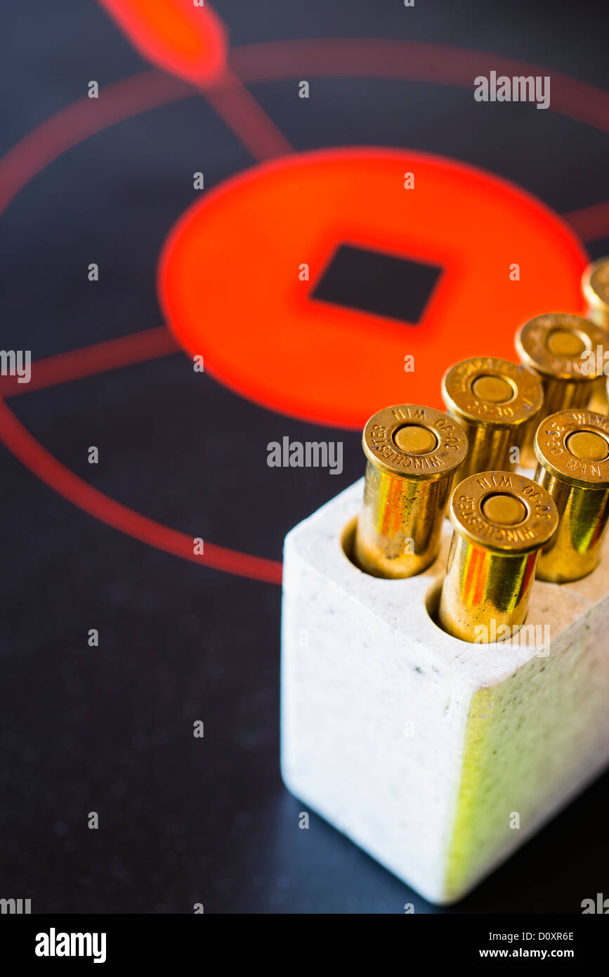 Fucile calibro munizioni 30-30 sul disco di destinazione Foto Stock
