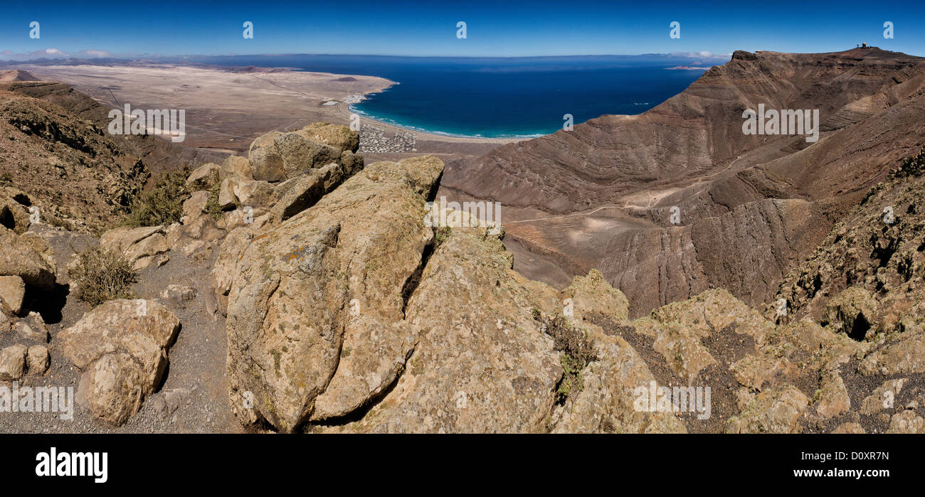 Spagna, Lanzarote, Ermita de las Nieves, Risco de Famara, paesaggio, estate, la montagna, il mare e le Isole Canarie, Foto Stock