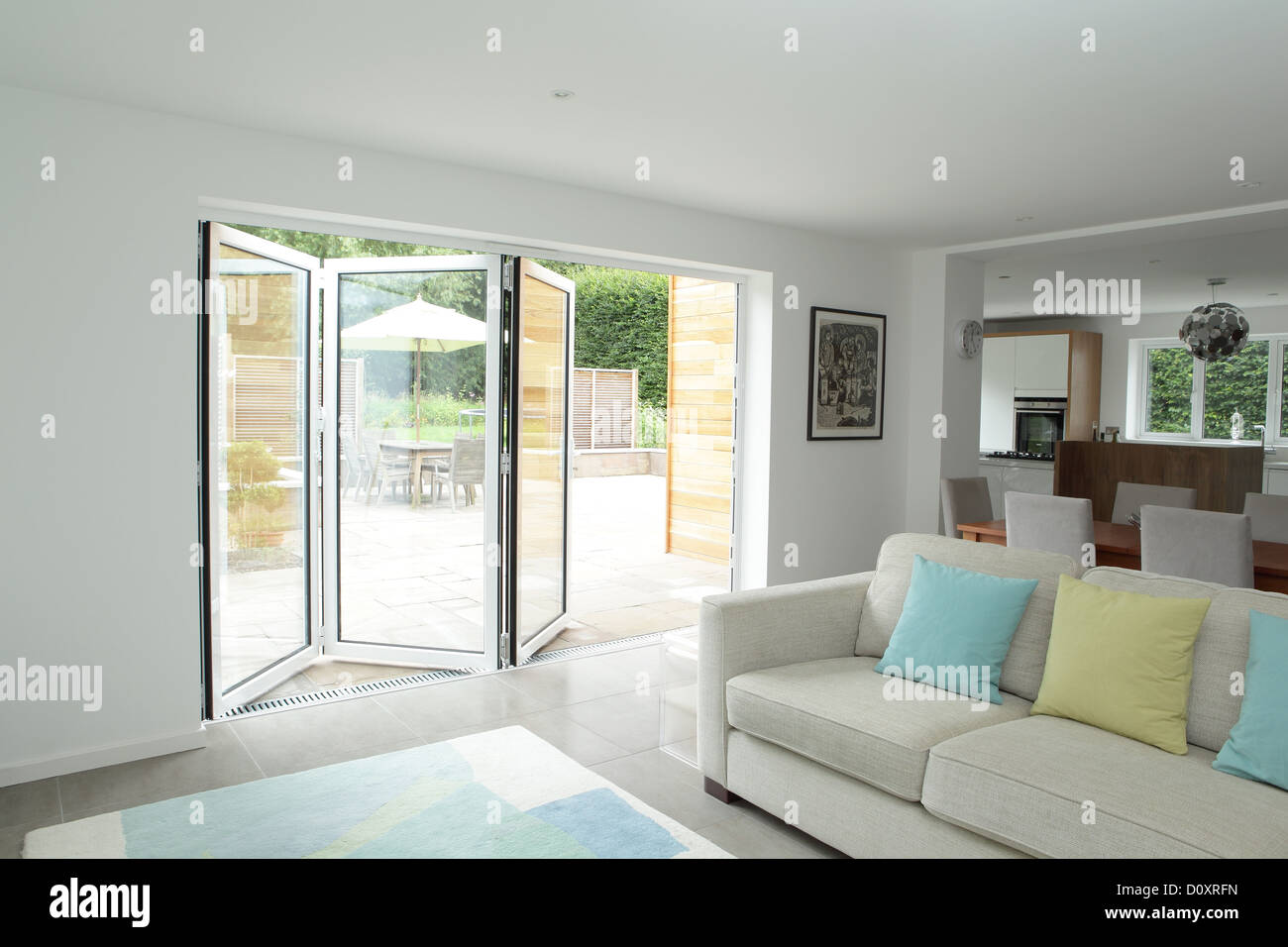 Soggiorno a pianta aperta con area di aprire le porte del patio Foto Stock