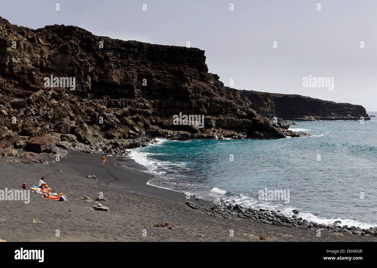 Spagna, Lanzarote, Las Casas de El Golfo, nero spiaggia, Playa del Paso, paesaggio, acqua, Estate, spiaggia, mare, persone, Canary Islan Foto Stock