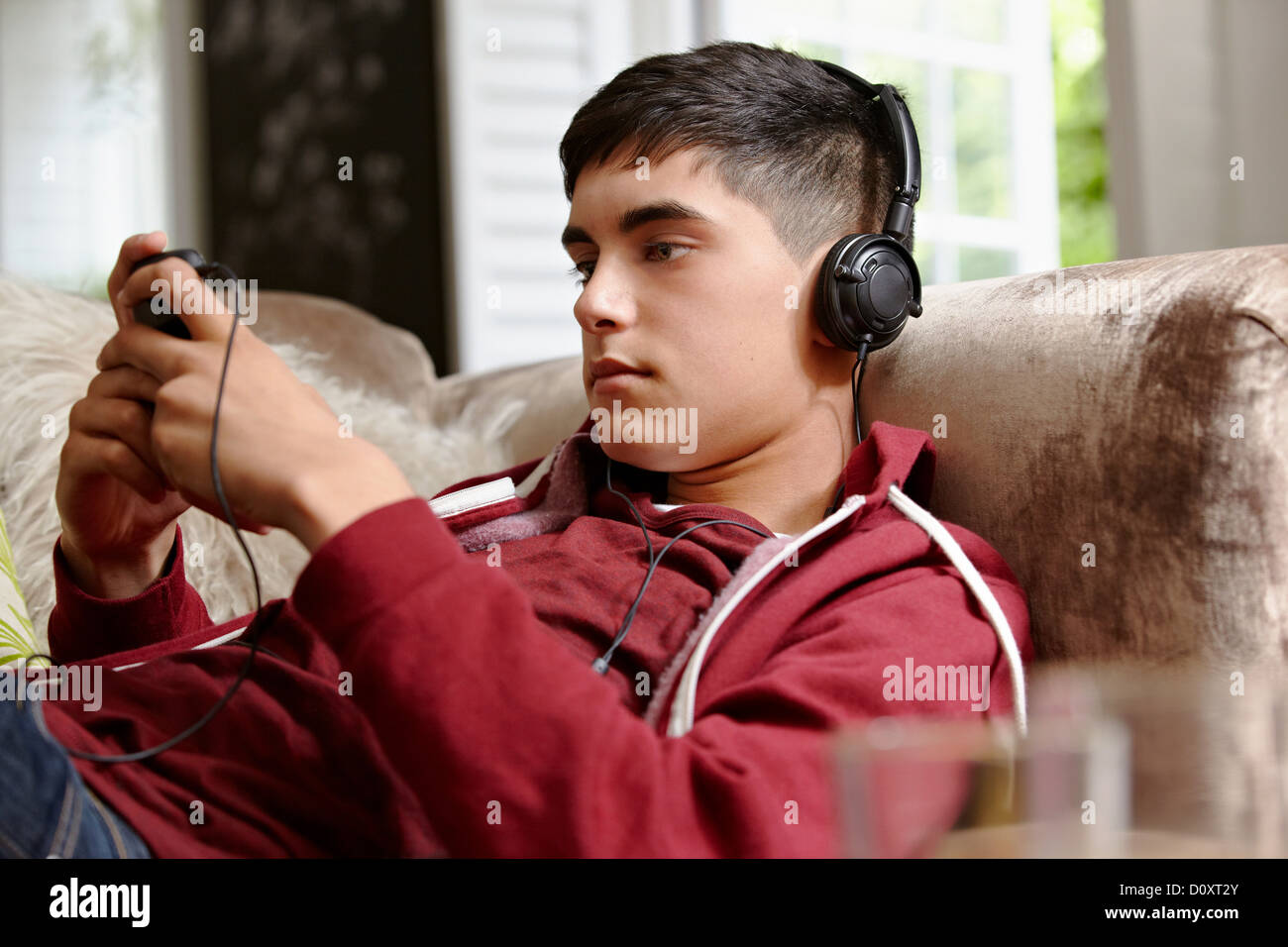 Ragazzo adolescente ascoltare musica Foto Stock