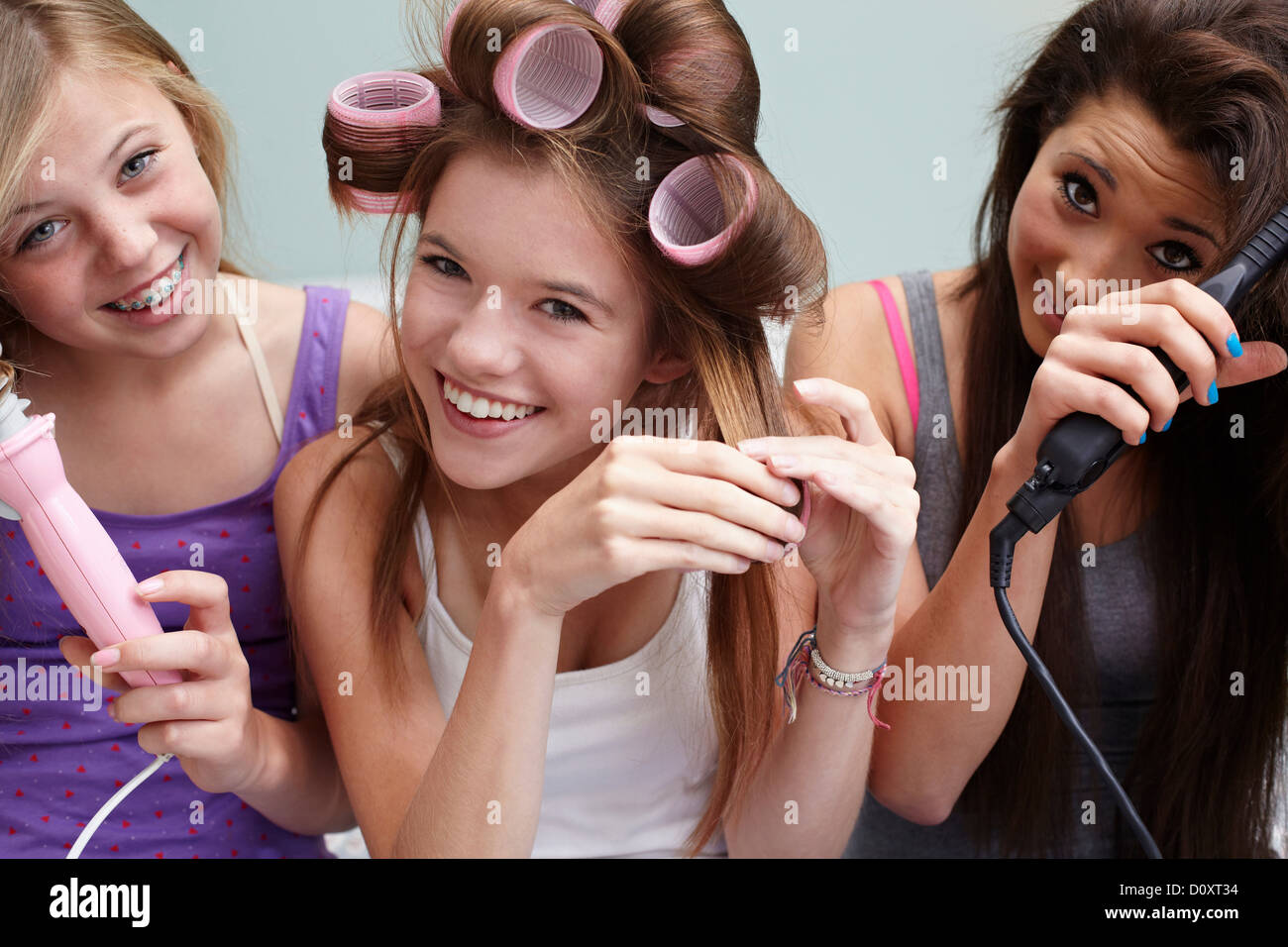 Le ragazze adolescenti styling i loro capelli Foto Stock