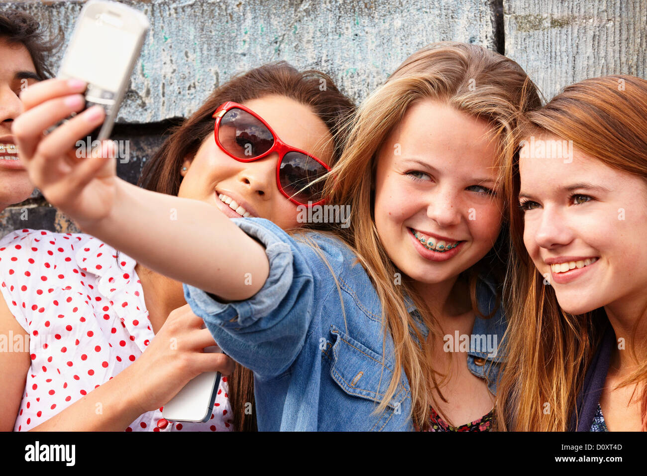 Le ragazze adolescenti di scattare una foto di loro stessi sullo smartphone Foto Stock