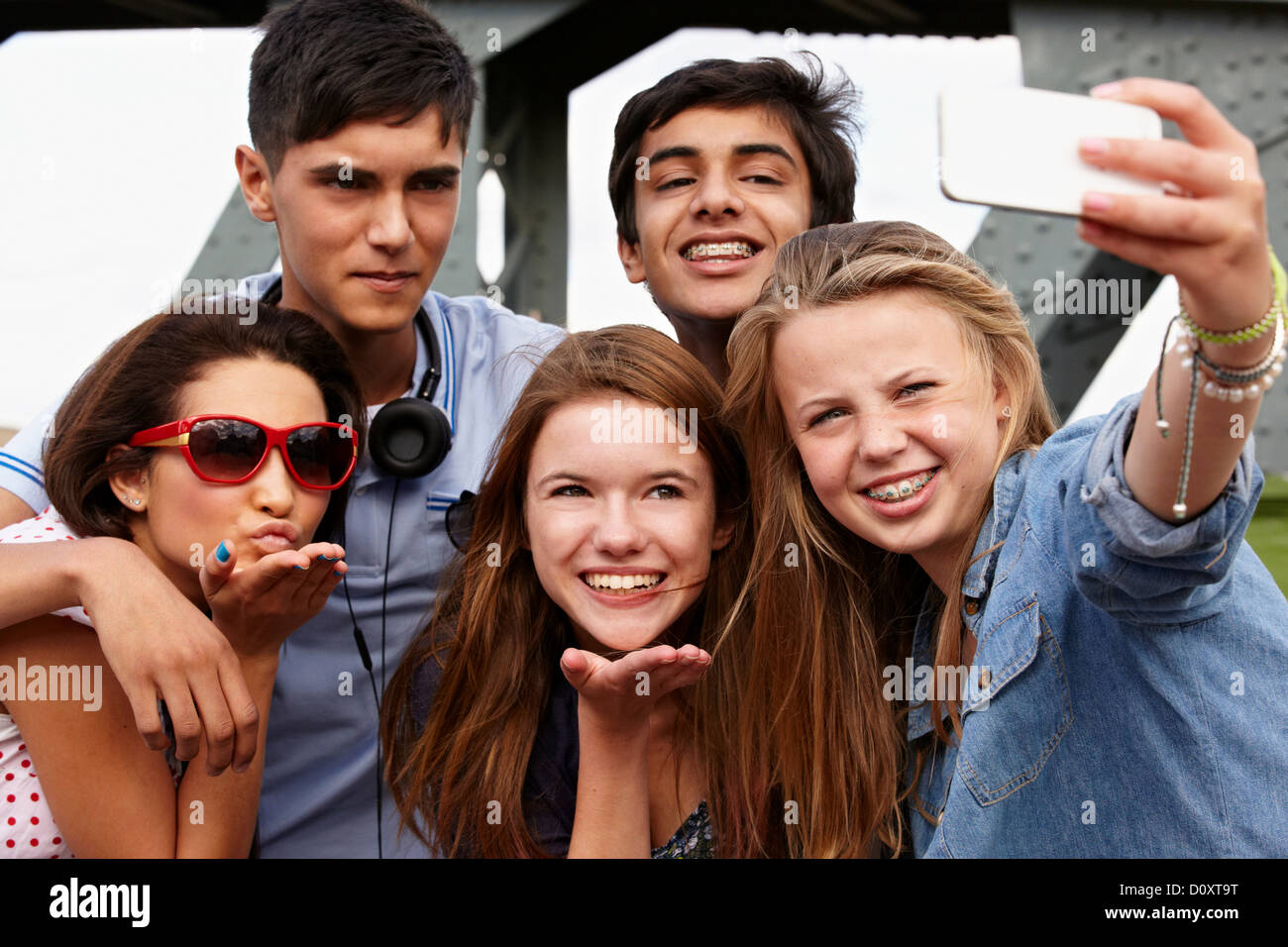 Amici di adolescenti stessi fotografare con lo smartphone Foto Stock