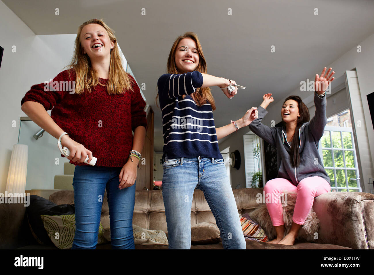 Le ragazze adolescenti la riproduzione di video gioco Foto Stock
