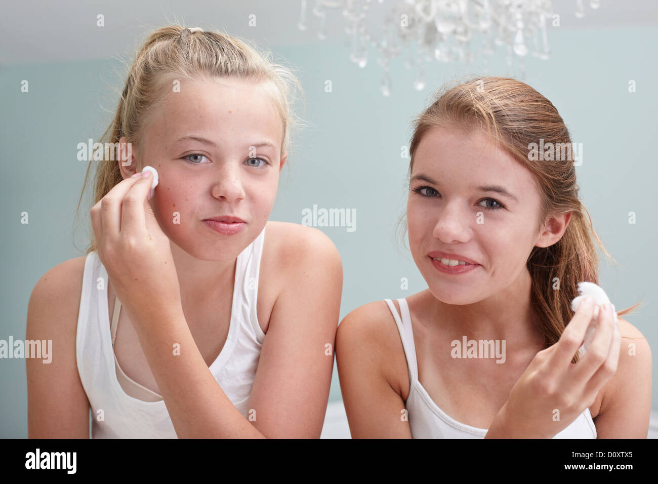Le ragazze adolescenti la pulizia delle loro facce Foto Stock