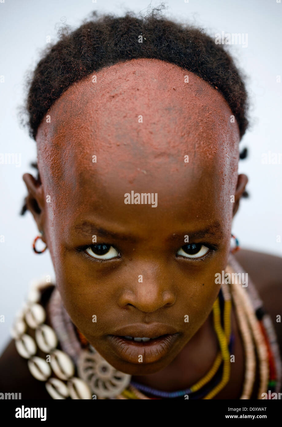 Ritratto di una tribù Hamar capretto con radere la fronte, Turmi, Valle dell'Omo, Etiopia Foto Stock