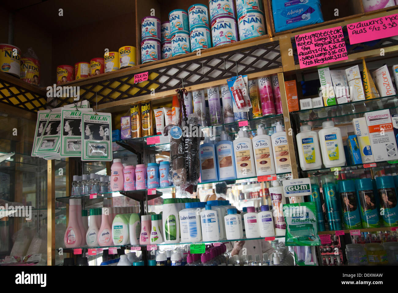 I prodotti sugli scaffali in farmacia di Venustiano Carranza in Città del Messico DF Foto Stock