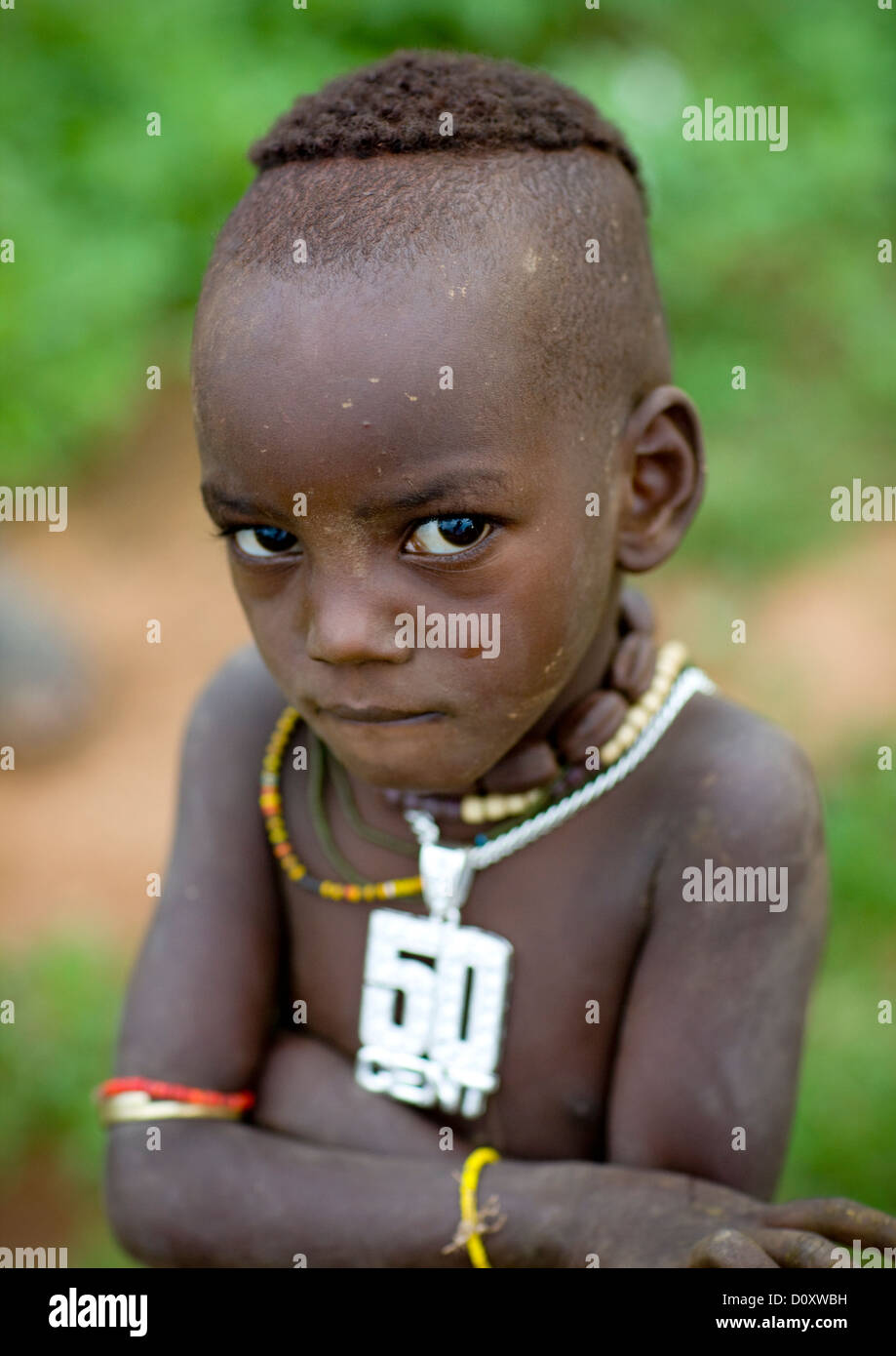 Grave Hamar tribù capretto con 50 Cent Catena, Turmi, Valle dell'Omo, Etiopia Foto Stock