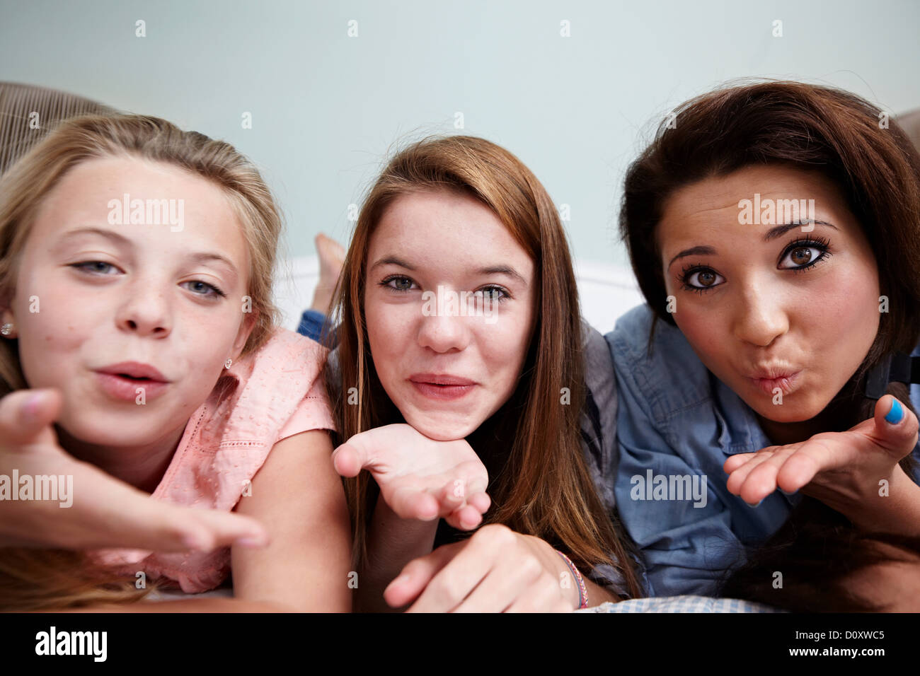 Tre ragazze adolescenti soffia un bacio Foto Stock