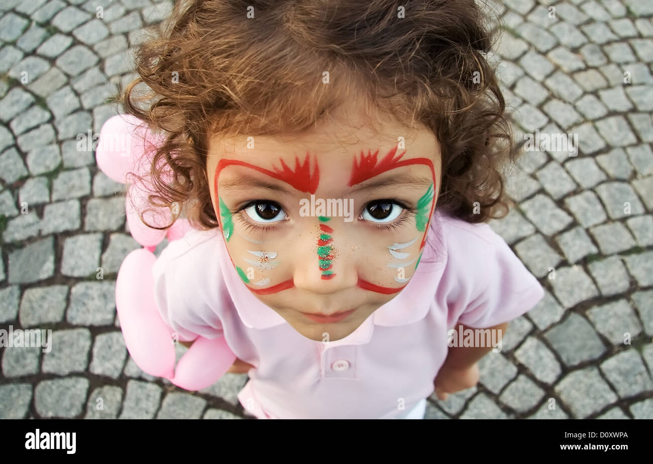 Una chiusura di un bagno turco bambina il volto dipinto di una farfalla  cercando fino alla fotocamera, durante un festival a Istanbul Foto stock -  Alamy