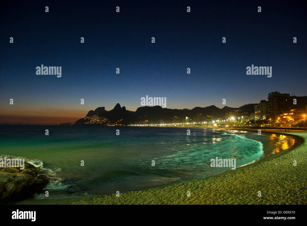 La spiaggia di Ipanema di notte, Rio de Janeiro, Brasile Foto Stock