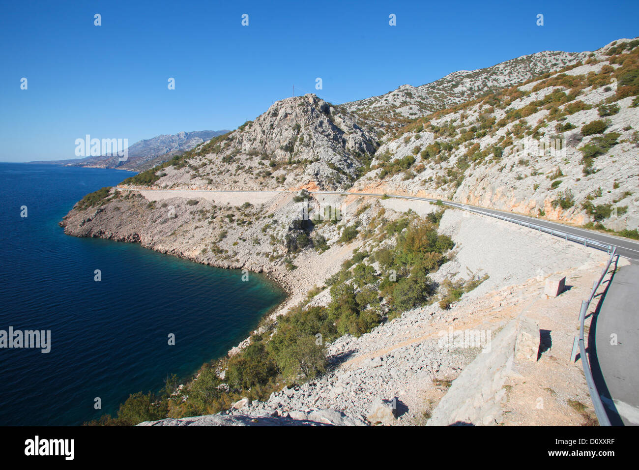 Vista panoramica della costa lungo la costa della Croazia Foto Stock