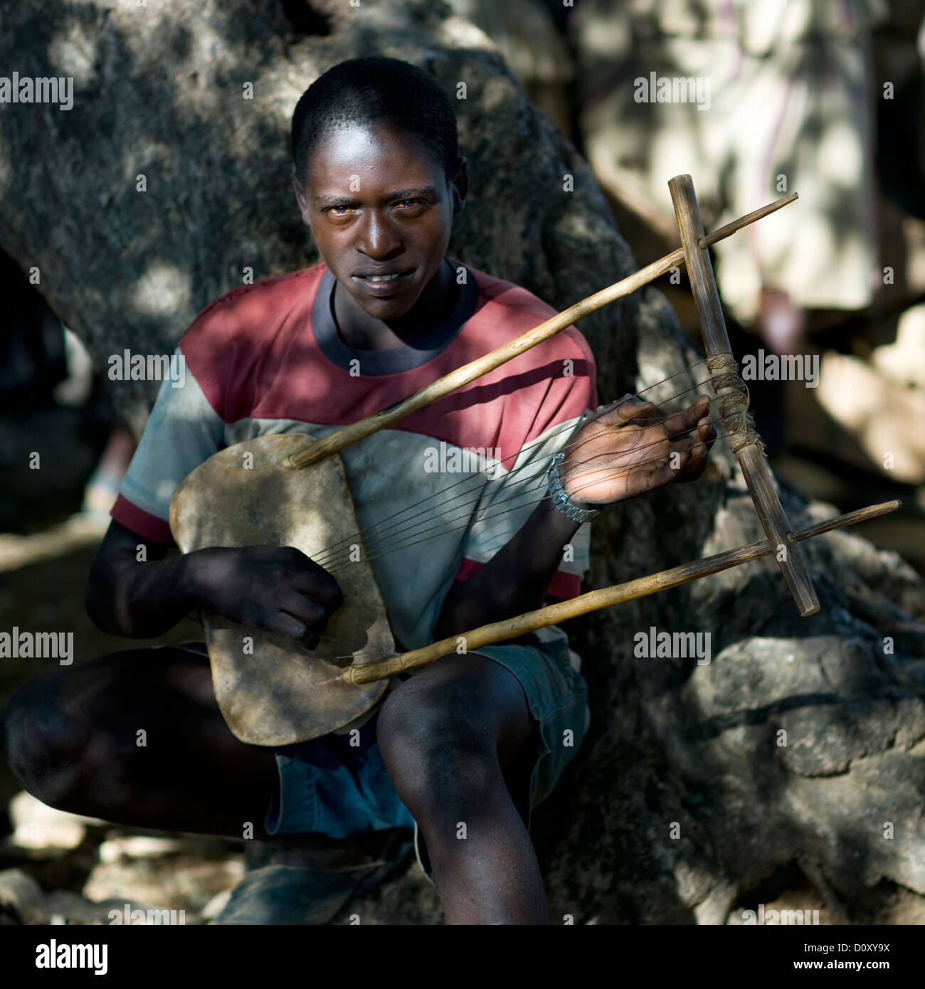 Ritratto di una tribù Konso musicista giocando Krar, un Self Made Arpa, Konso, Valle dell'Omo, Etiopia Foto Stock