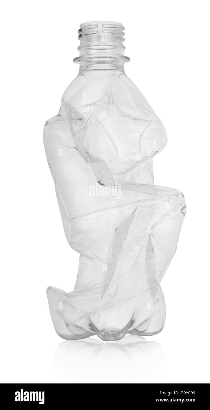 Crumpled bottiglia di plastica isolati su sfondo bianco Foto Stock