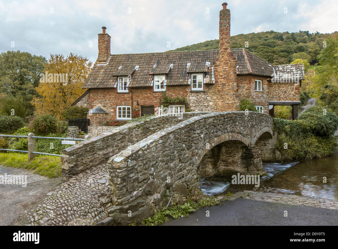 Un antico ponte in pietra a Allerford Parco Nazionale di Exmoor, Somerset, Inghilterra, Regno Unito Foto Stock