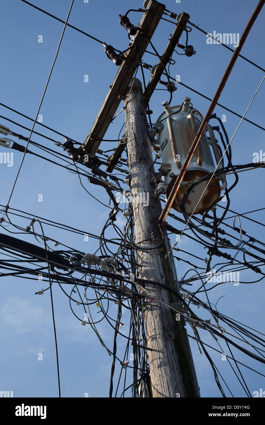 New York New York - Elettrico, il cavo e i fili del telefono su un palo su  Staten Island Foto stock - Alamy