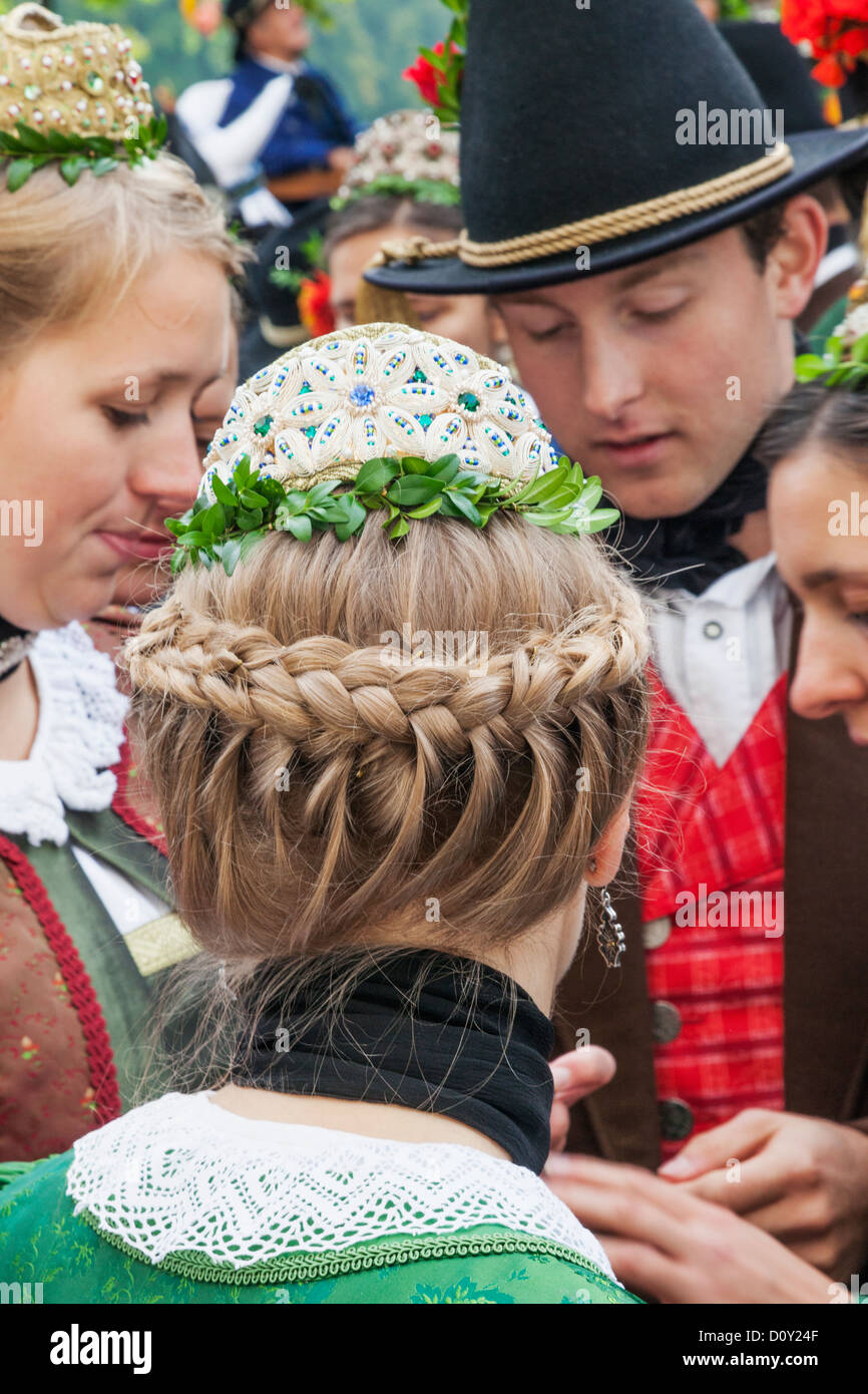 In Germania, in Baviera, Monaco di Baviera, Oktoberfest Oktoberfest Parade, dettaglio di Womens acconciatura tradizionale Foto Stock