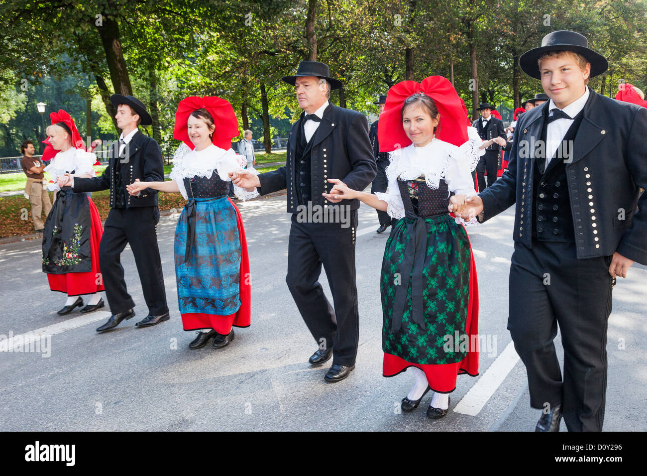In Germania, in Baviera, Monaco di Baviera, Oktoberfest Oktoberfest Parade, gruppo nel tradizionale costume regionale Foto Stock