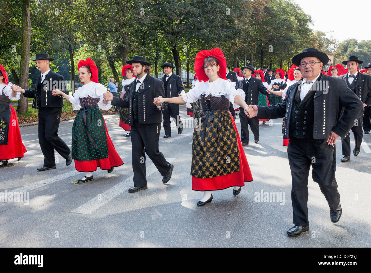 In Germania, in Baviera, Monaco di Baviera, Oktoberfest Oktoberfest Parade, gruppo nel tradizionale costume regionale Foto Stock