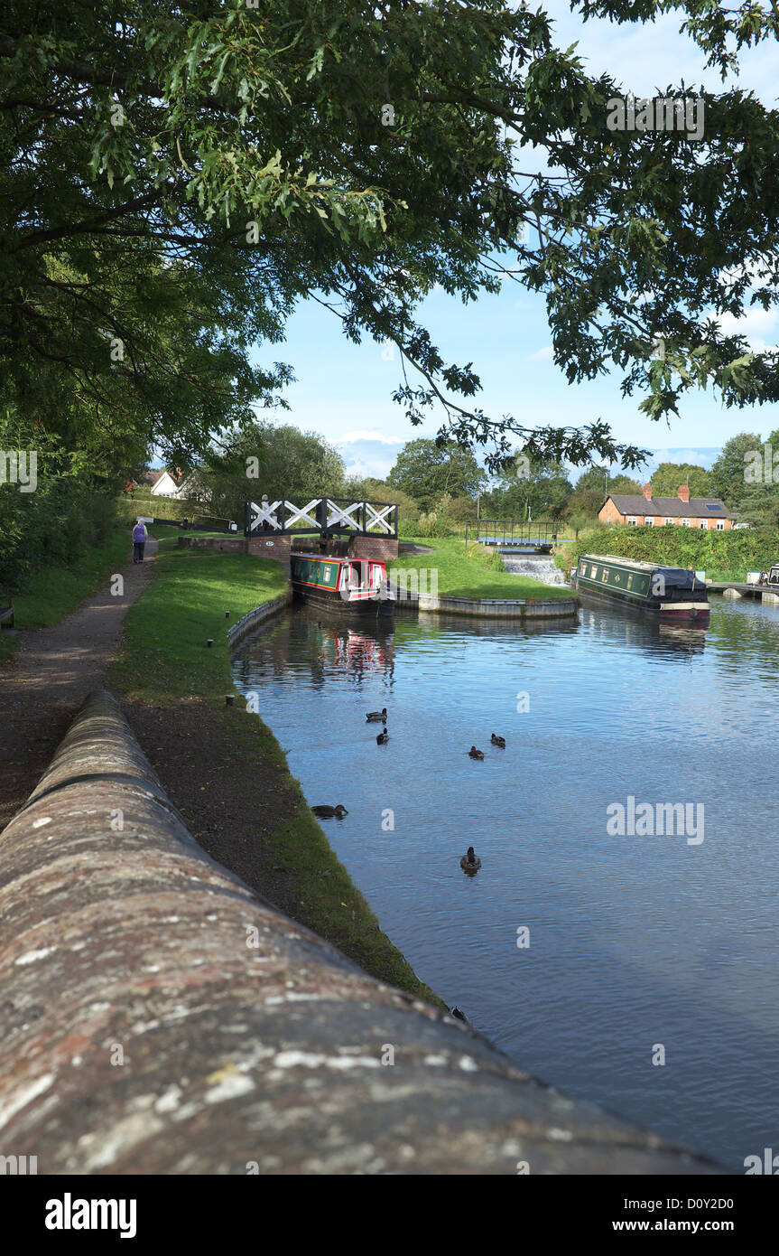 Narrowboat sul canale di Stratford a Kingswood Junction, Lapworth, Warwickshire, Inghilterra Foto Stock