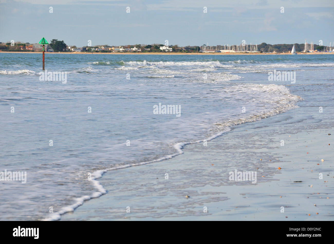 La scena di foreshore di West Wittering Beach guardando verso Hayling Island durante l'autunno Chichester, West Sussex Foto Stock
