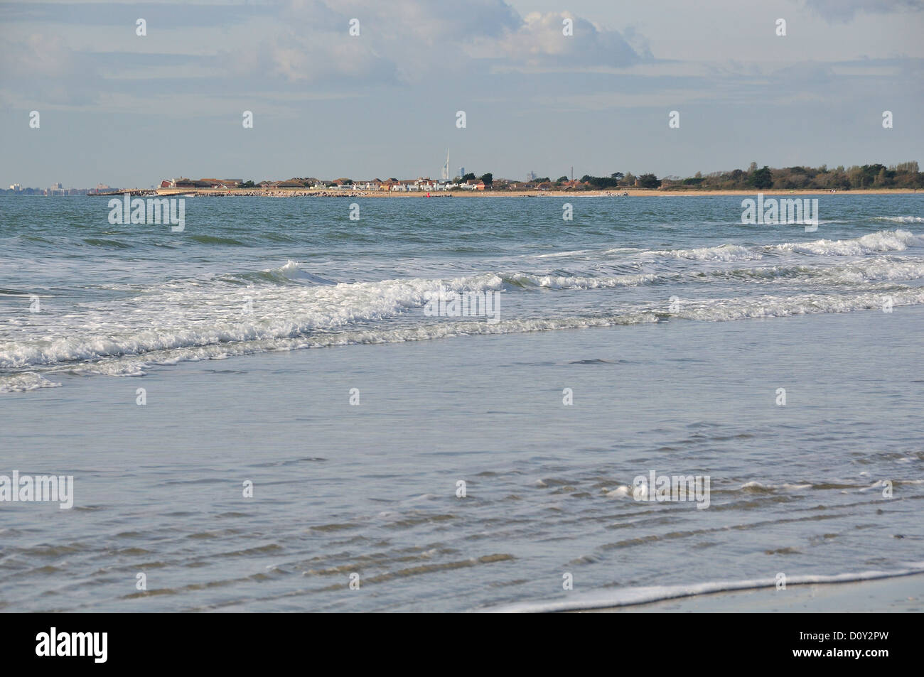 Scena del litorale di West Wittering Beach guardando verso Hayling Island durante l'autunno vicino a Chichester, West Sussex, Inghilterra, Regno Unito Foto Stock
