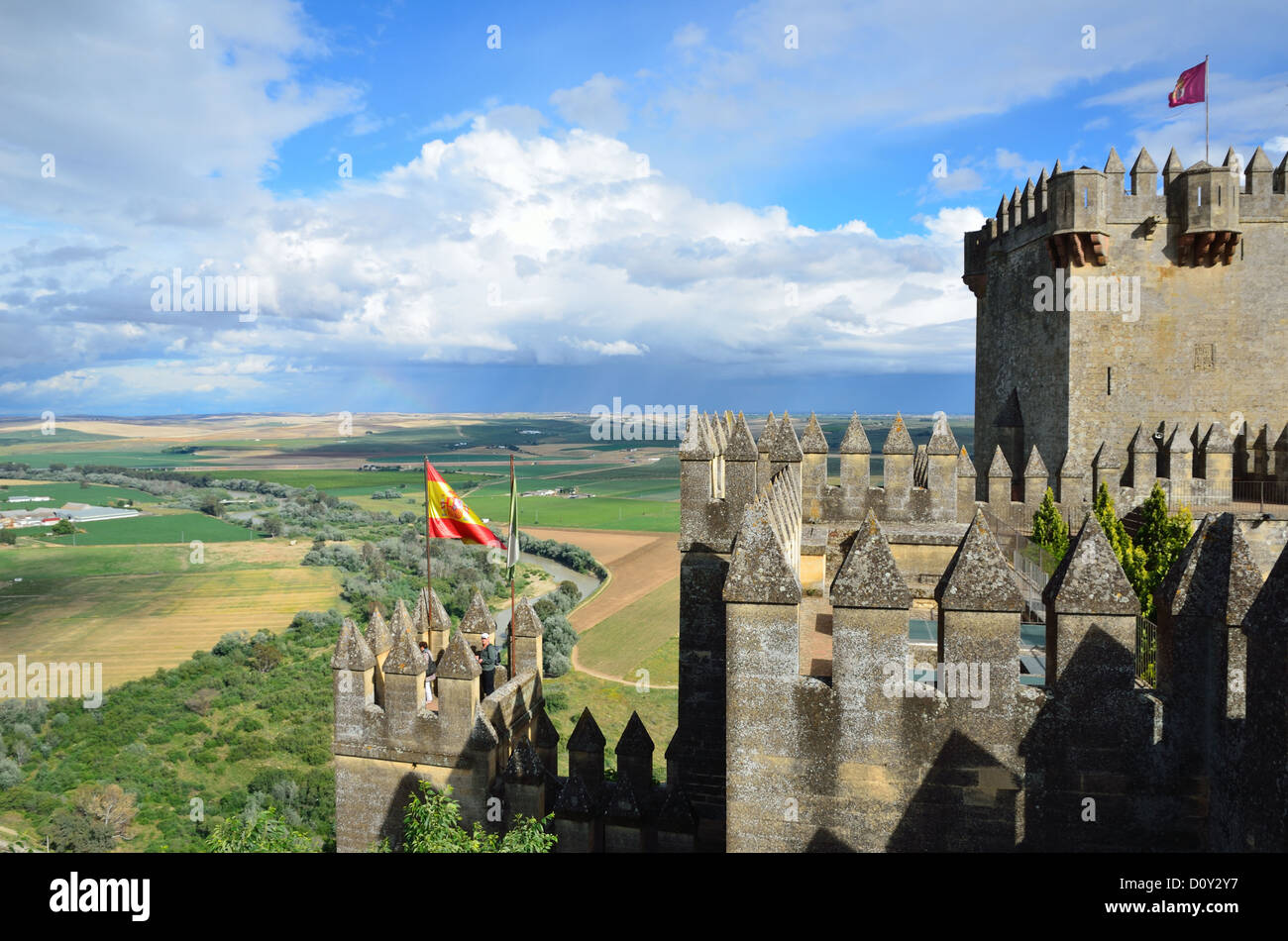 Almodovar castello rispetto alla verde vallata del fiume Guadalquivir Foto Stock