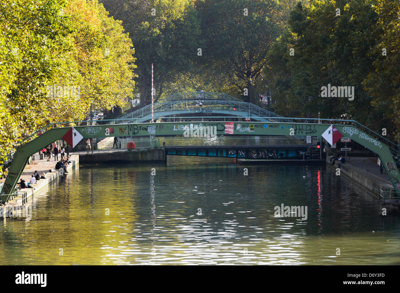 Parigi, Francia: il Canal St Martin in una giornata di sole in autunno. Foto Stock