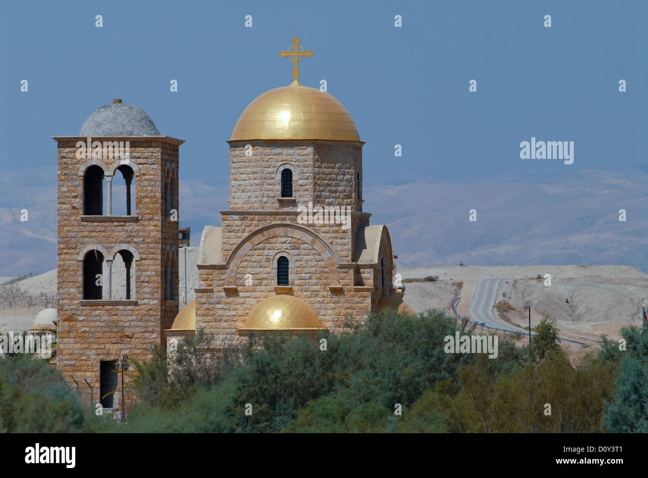 GIORDANIA , luogo storico del battesimo di Gesù Cristo al fiume Giordano alla frontiera tra Israele e Giordania , nuova chiesa del battesimo, vista alla Westbank Westjordanland Palestina controllata da Israele Foto Stock