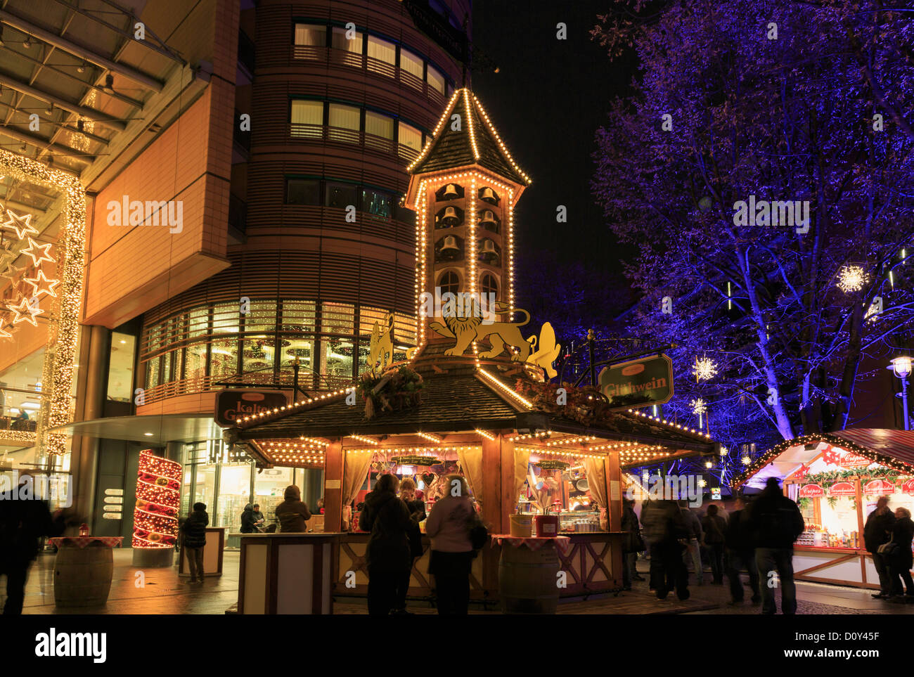 Tradizionale mercatino di Natale bancarelle illuminata di notte con la gente lo shopping al Potsdamer Platz, Berlin city, Germania Foto Stock