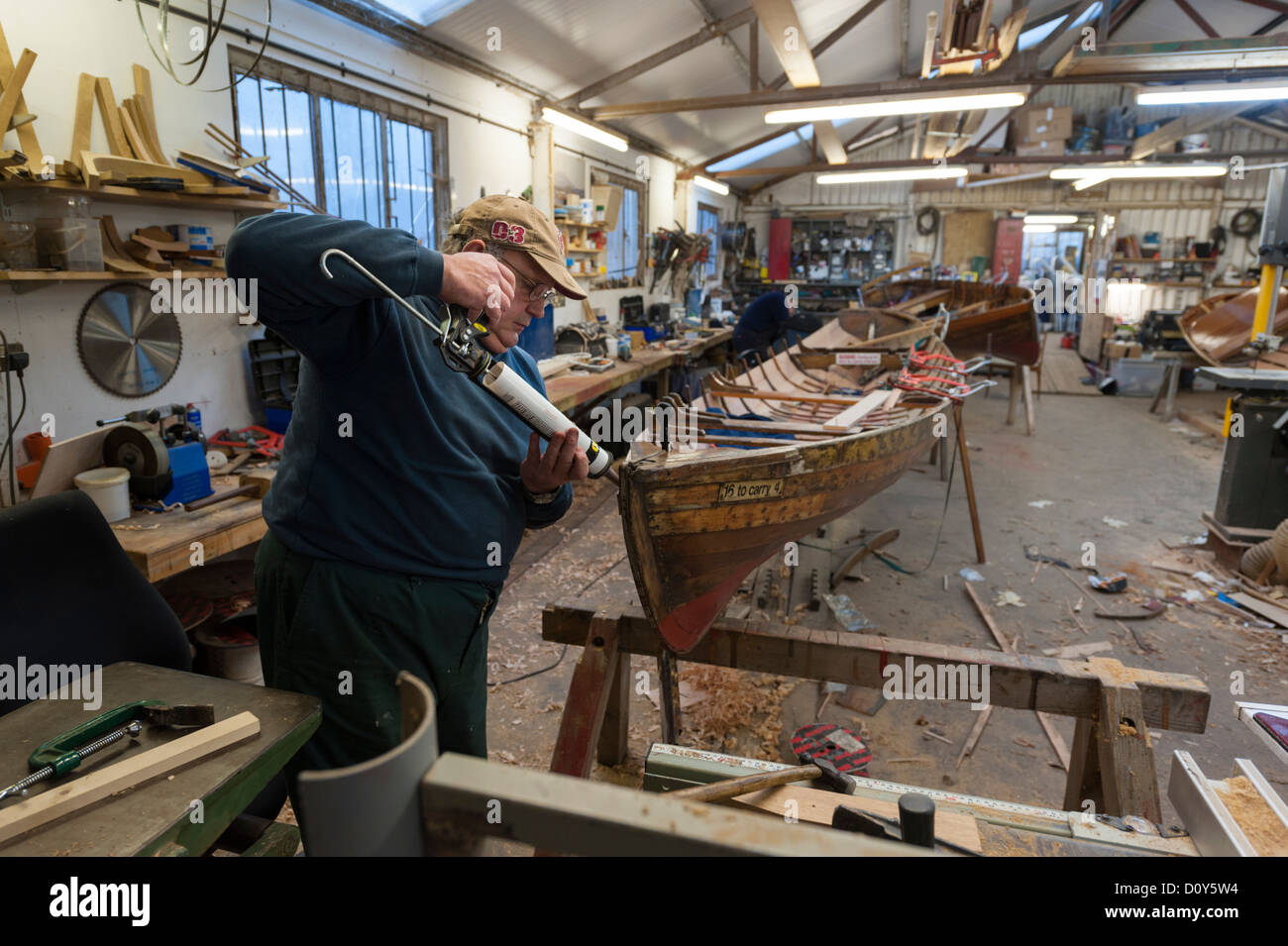 All'interno del lancio di Keswick boat yard sul bordo della Derwent Water Lake District Cumbria Regno Unito Foto Stock