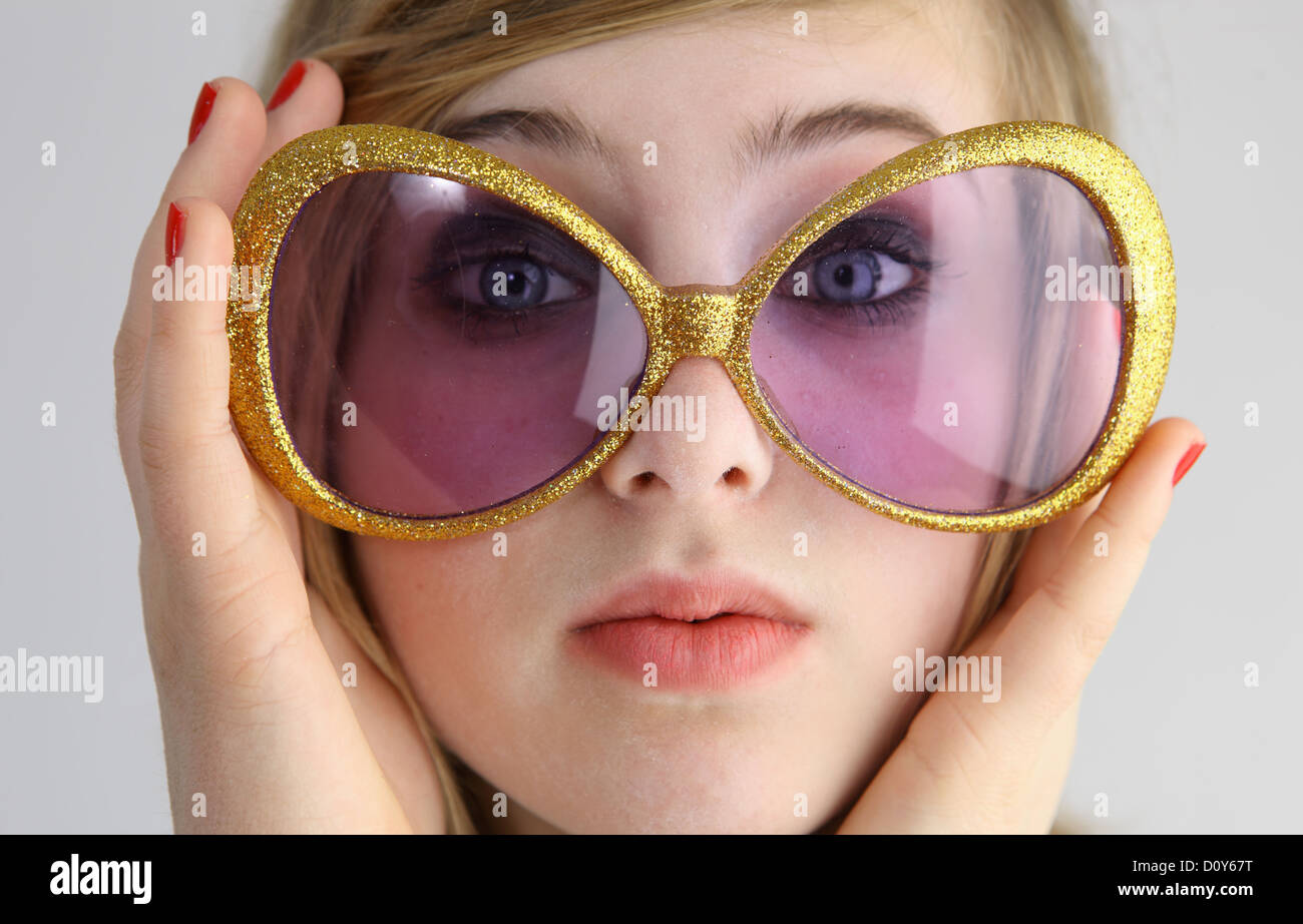 Berlino, Germania, ragazze con grandi occhiali da sole ritratto Foto Stock