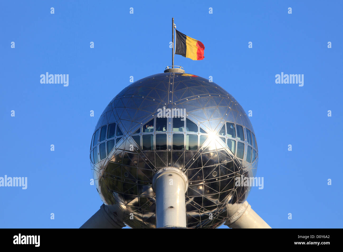 Un ristorante con vista panoramica sulla parte superiore del Atomium di Bruxelles in Belgio Foto Stock