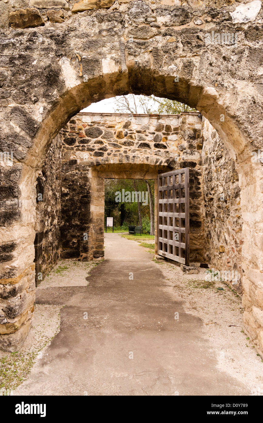 All'interno del cancello principale presso la missione di San Juan Capistrano in San Antonio, Texas. Foto Stock