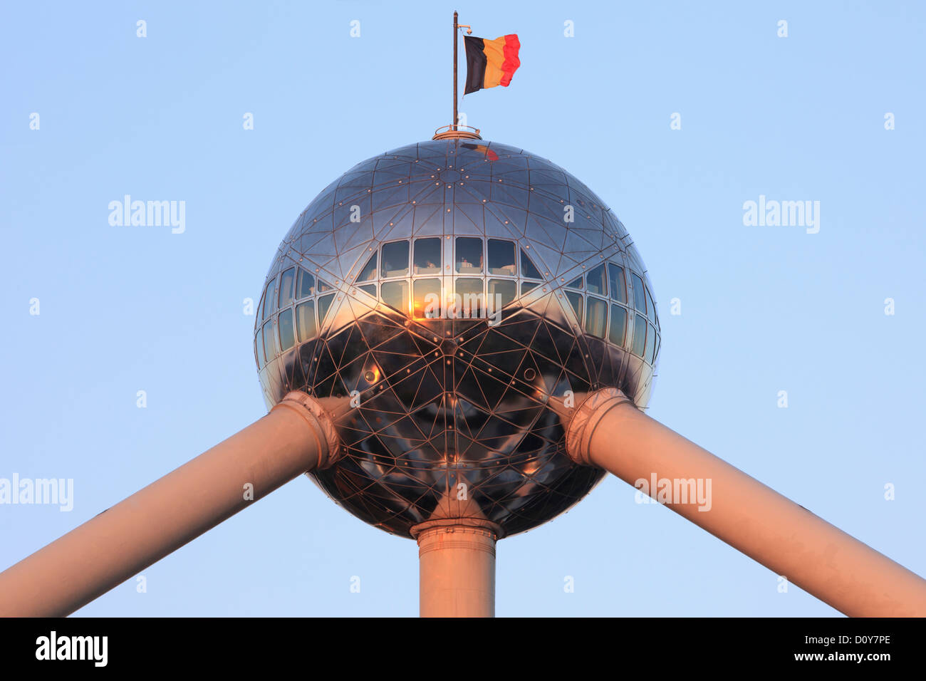 Un ristorante con vista panoramica sulla parte superiore del Atomium di Bruxelles in Belgio Foto Stock