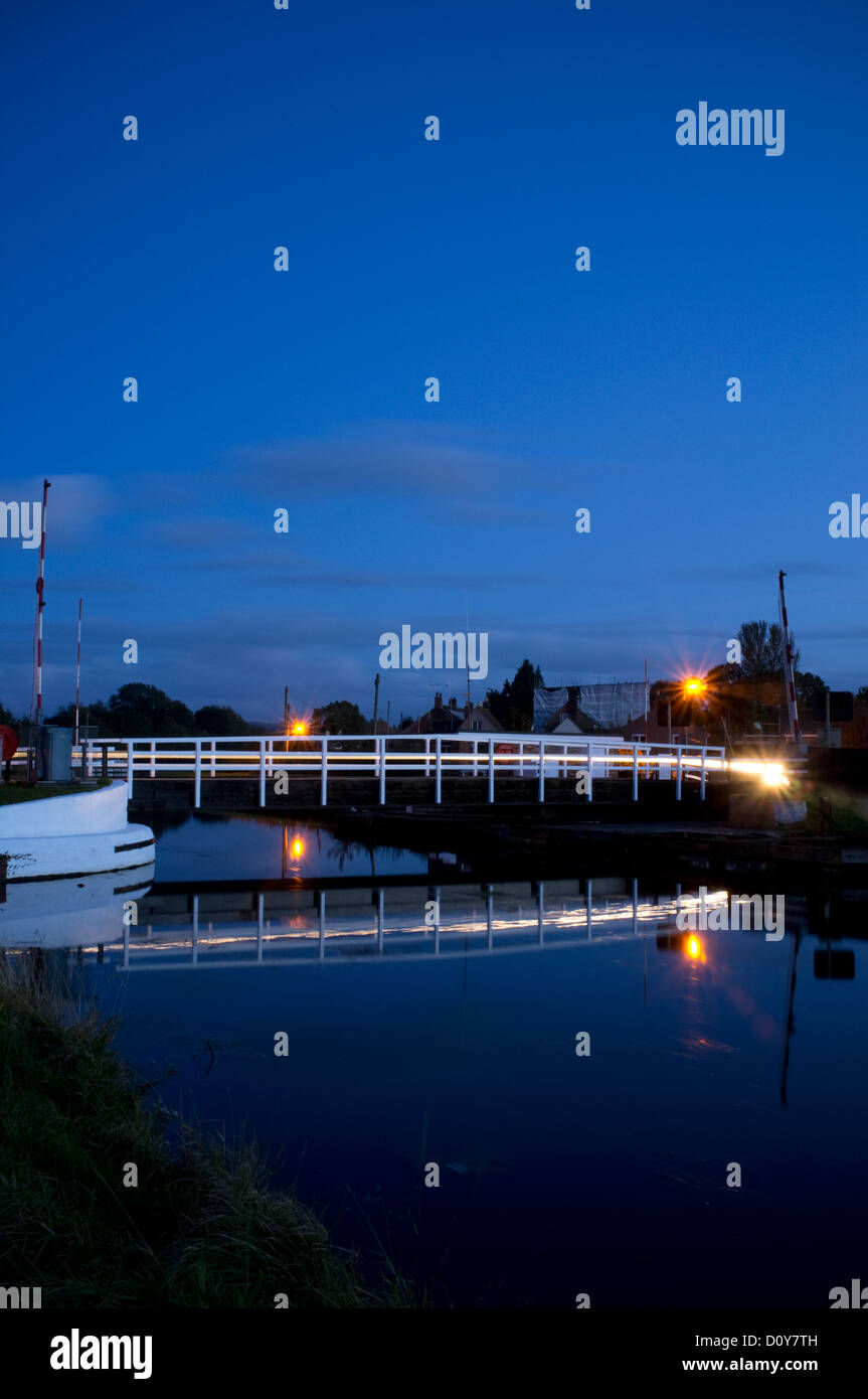 Purton ponte girevole di notte su Gloucester e Nitidezza Canal, Gloucestershire, England, Regno Unito Foto Stock