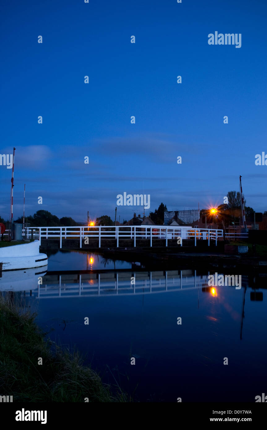 Purton ponte girevole di notte su Gloucester e Nitidezza Canal, Gloucestershire, England, Regno Unito Foto Stock
